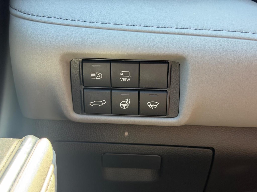 Toyota Highlander Vehicle Full-screen Gallery Image 16