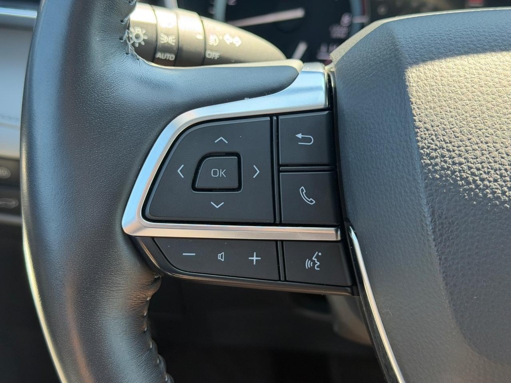 Toyota Highlander Vehicle Full-screen Gallery Image 17