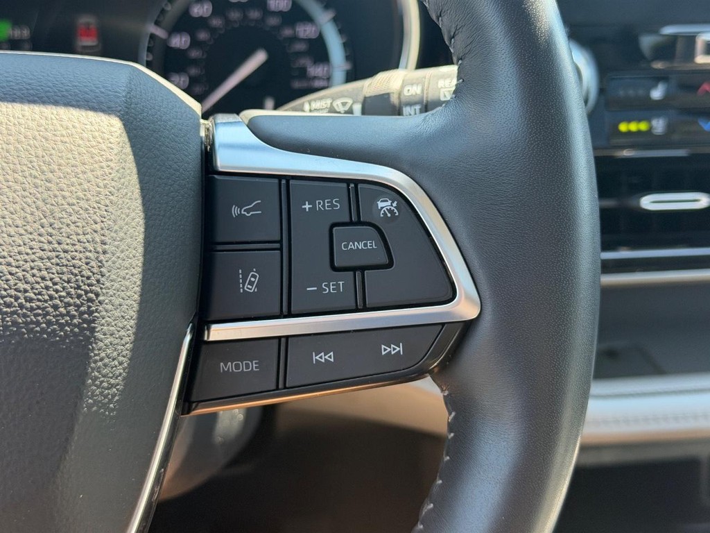 Toyota Highlander Vehicle Full-screen Gallery Image 18