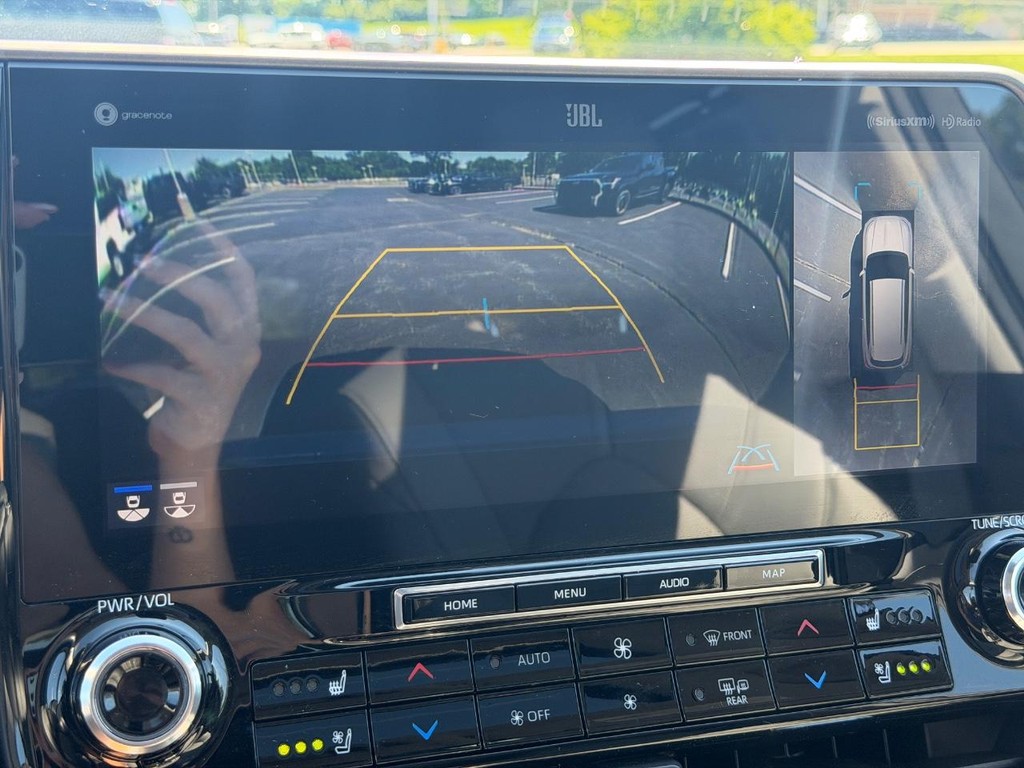 Toyota Highlander Vehicle Full-screen Gallery Image 21