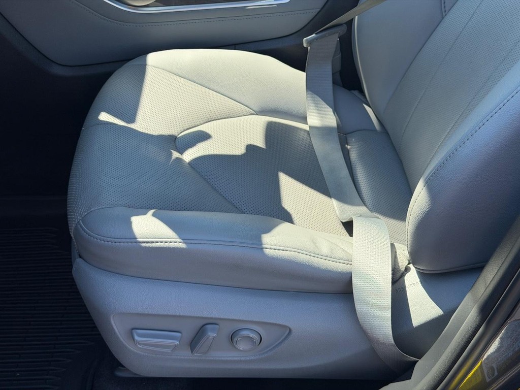 Toyota Highlander Vehicle Full-screen Gallery Image 23