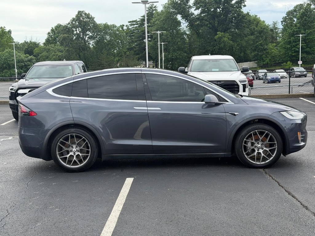 Tesla Model X Vehicle Full-screen Gallery Image 02