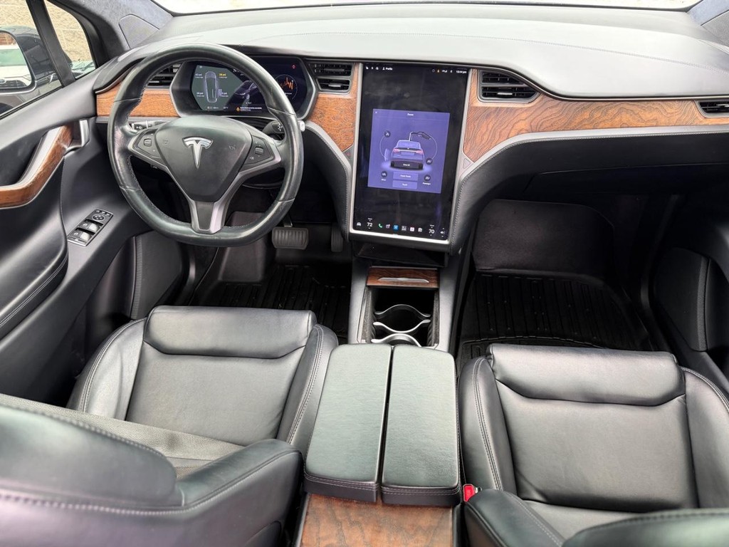 Tesla Model X Vehicle Full-screen Gallery Image 12