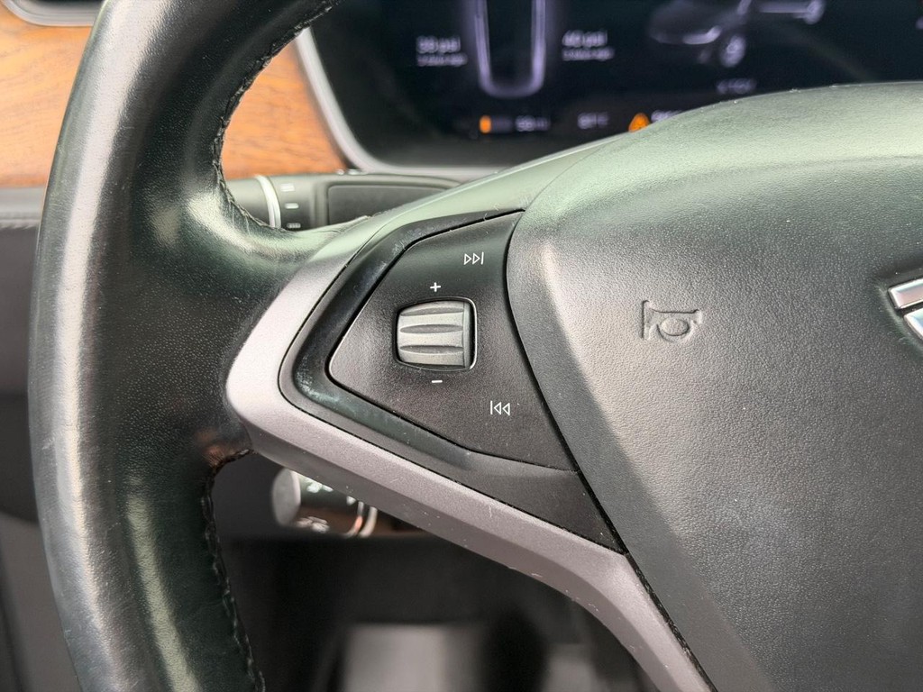 Tesla Model X Vehicle Full-screen Gallery Image 17