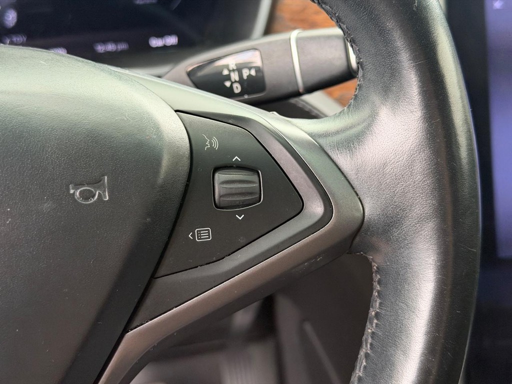 Tesla Model X Vehicle Full-screen Gallery Image 18