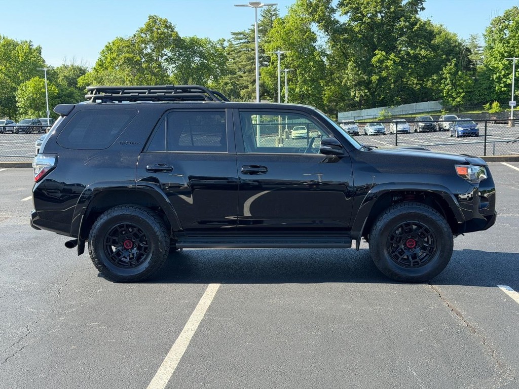 Toyota 4Runner Vehicle Full-screen Gallery Image 02