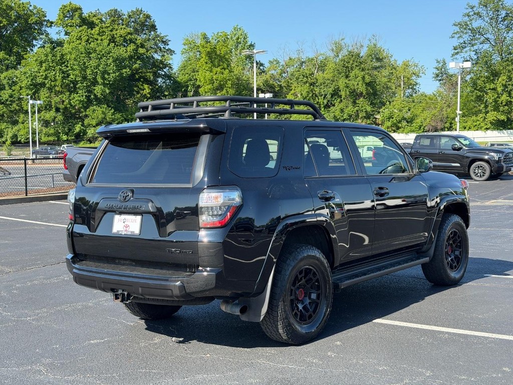 Toyota 4Runner Vehicle Full-screen Gallery Image 03