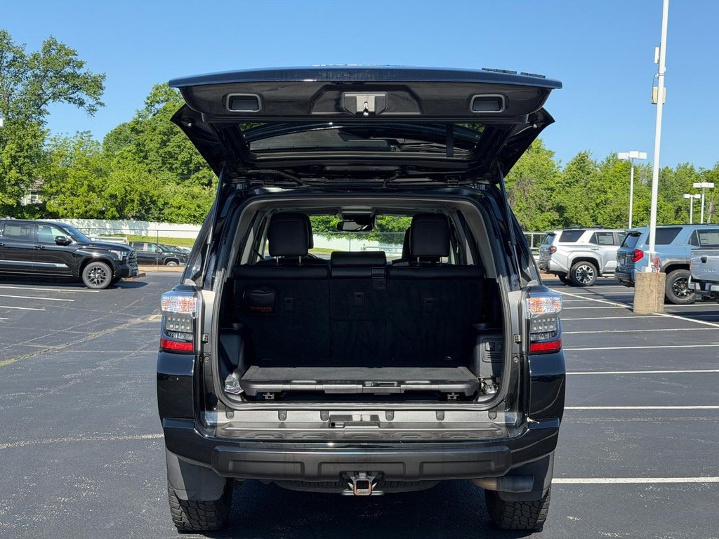 Toyota 4Runner Vehicle Full-screen Gallery Image 04