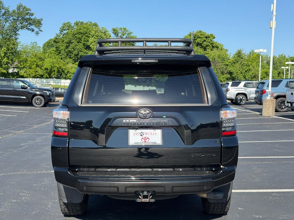 Toyota 4Runner Vehicle Full-screen Gallery Image 05