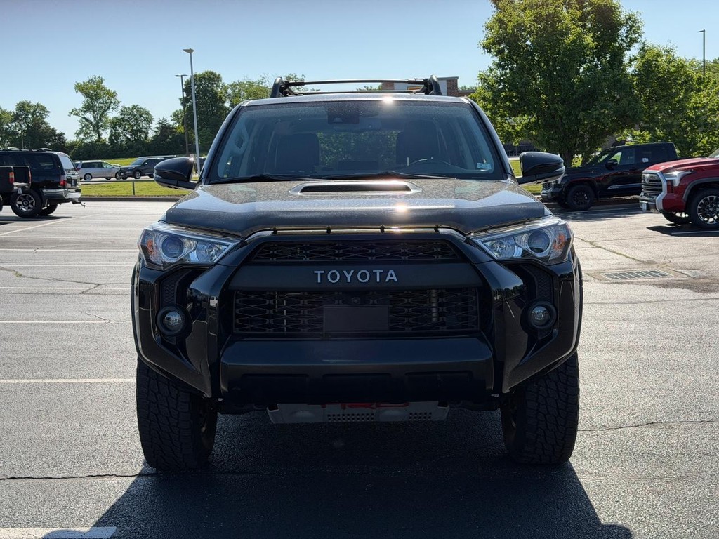 Toyota 4Runner Vehicle Full-screen Gallery Image 09