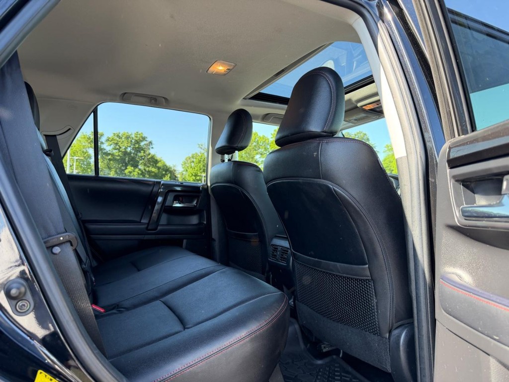 Toyota 4Runner Vehicle Full-screen Gallery Image 10