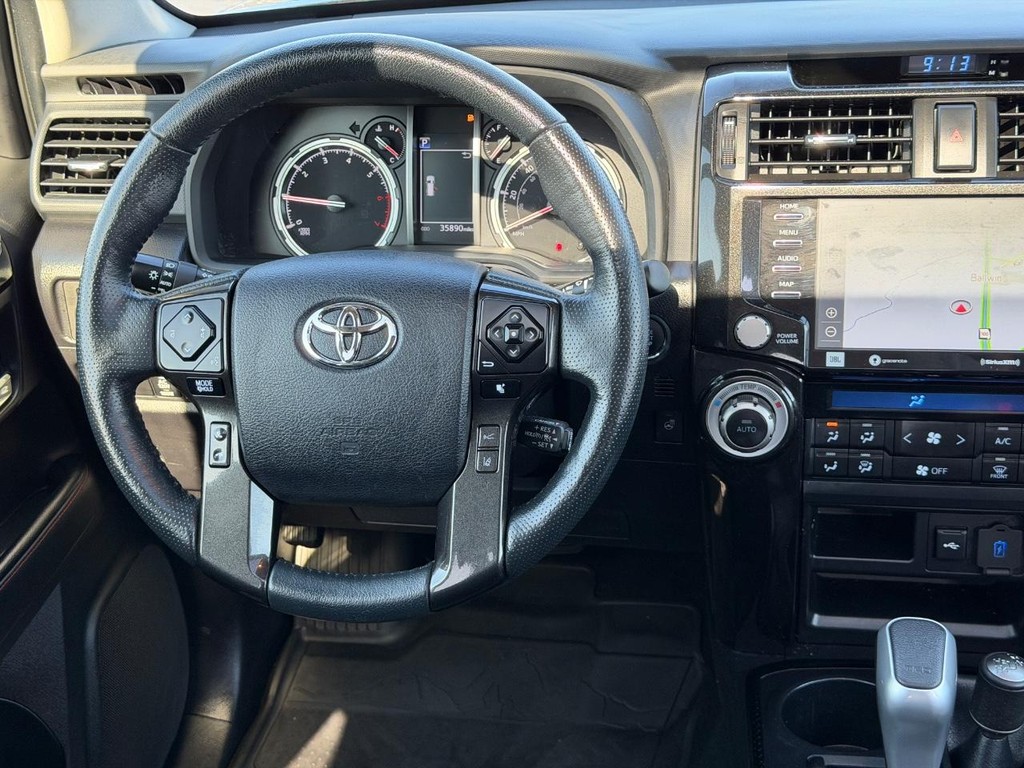 Toyota 4Runner Vehicle Full-screen Gallery Image 12