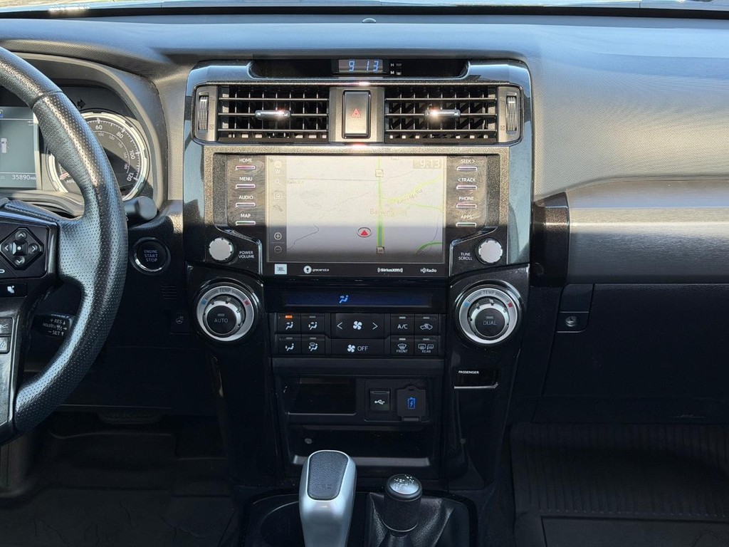 Toyota 4Runner Vehicle Full-screen Gallery Image 13