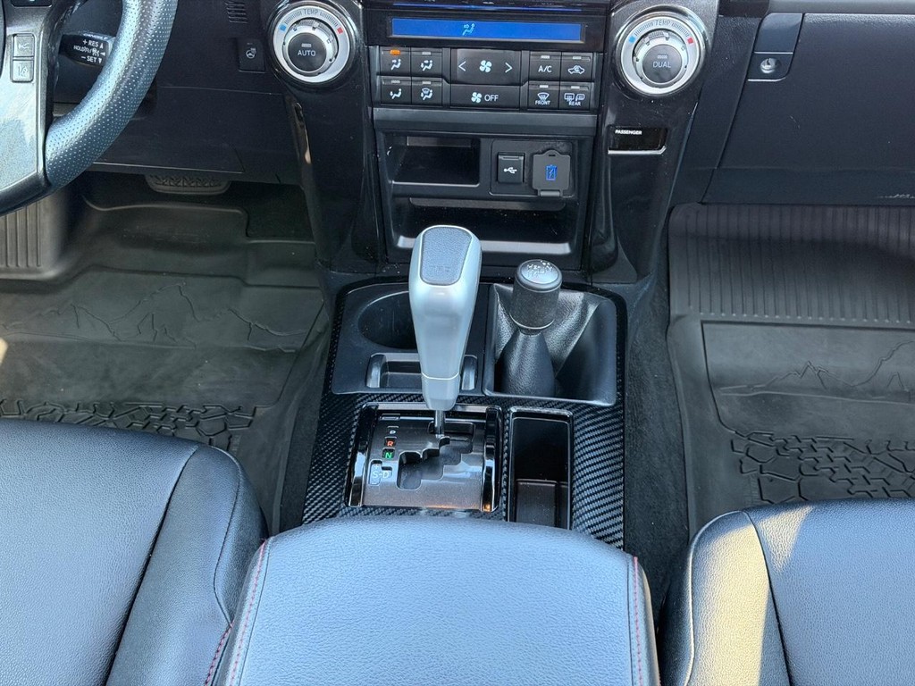 Toyota 4Runner Vehicle Full-screen Gallery Image 14