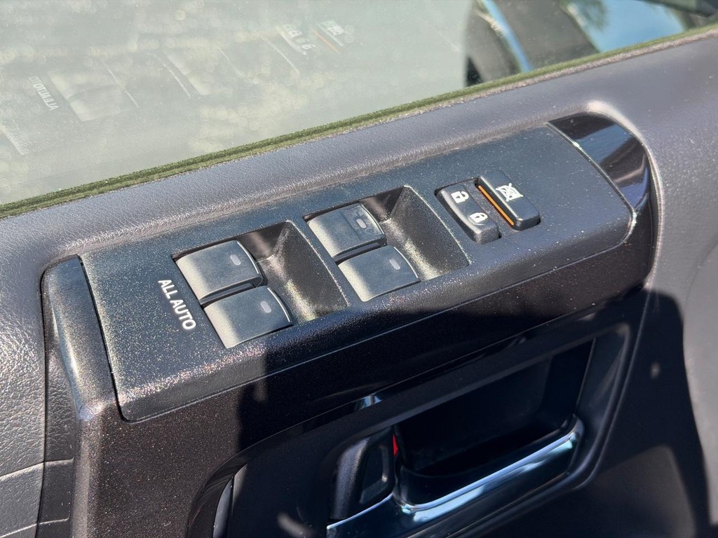 Toyota 4Runner Vehicle Full-screen Gallery Image 15