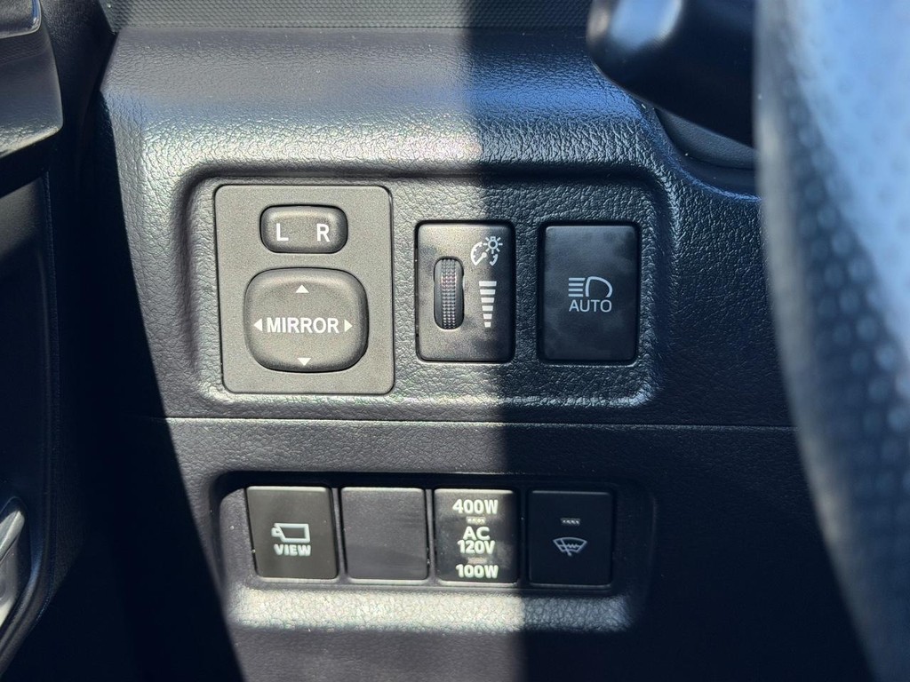 Toyota 4Runner Vehicle Full-screen Gallery Image 16