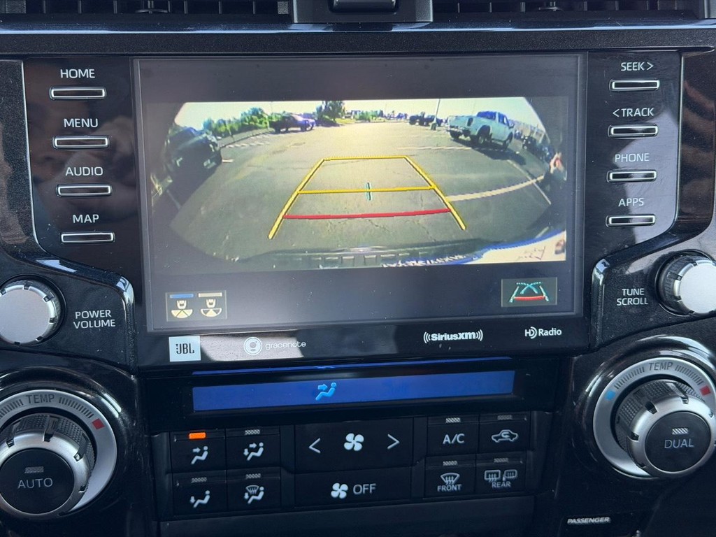 Toyota 4Runner Vehicle Full-screen Gallery Image 21