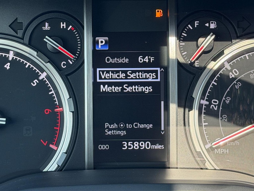 Toyota 4Runner Vehicle Full-screen Gallery Image 22