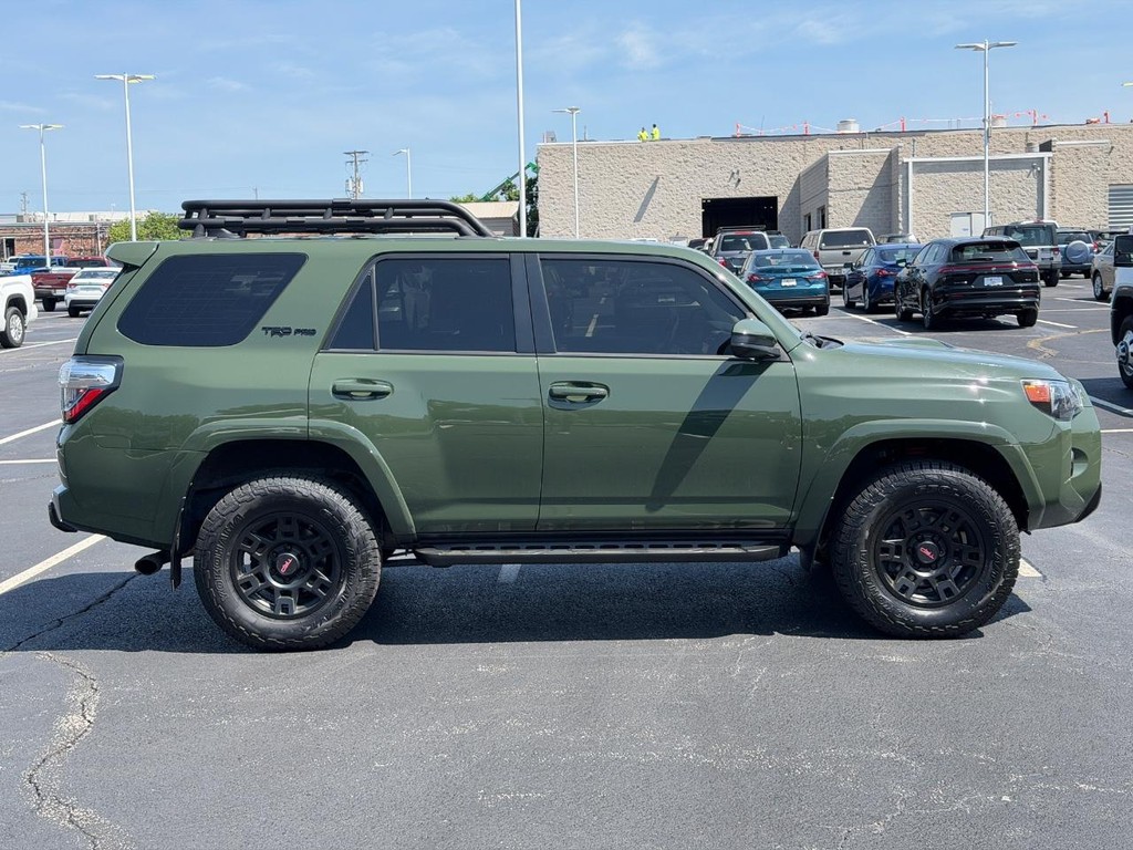 Toyota 4Runner Vehicle Full-screen Gallery Image 02