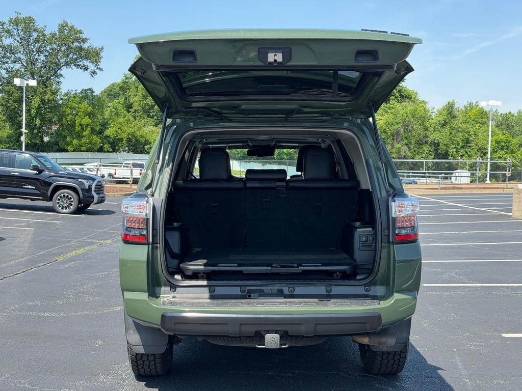 Toyota 4Runner Vehicle Full-screen Gallery Image 04