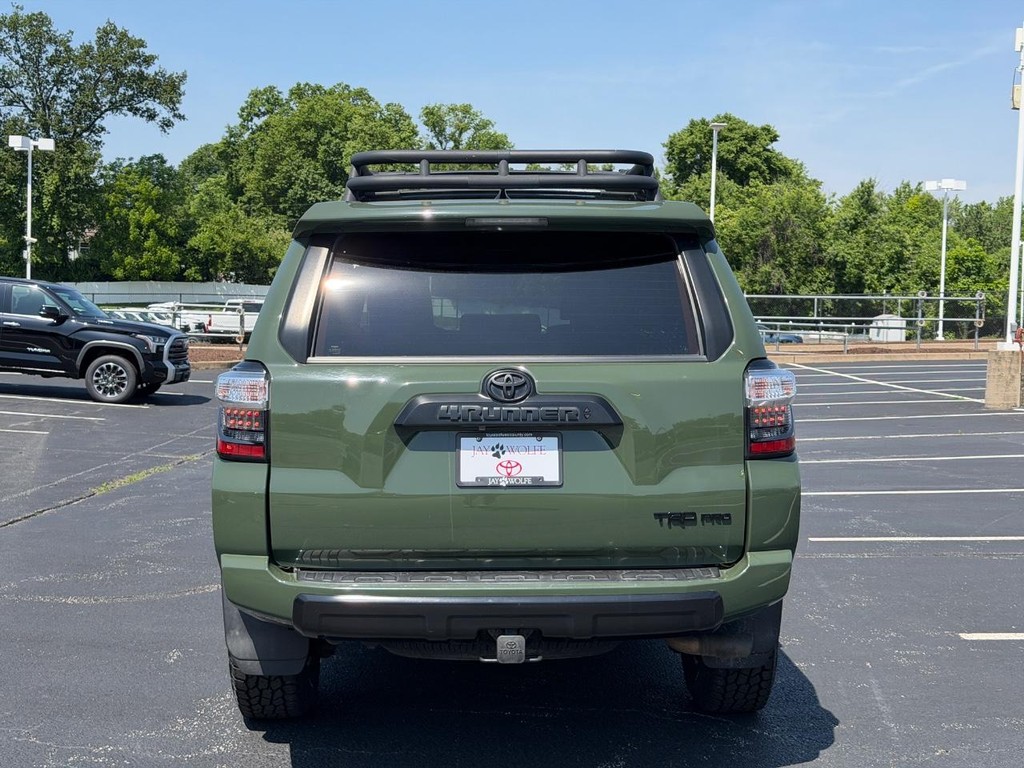 Toyota 4Runner Vehicle Full-screen Gallery Image 05