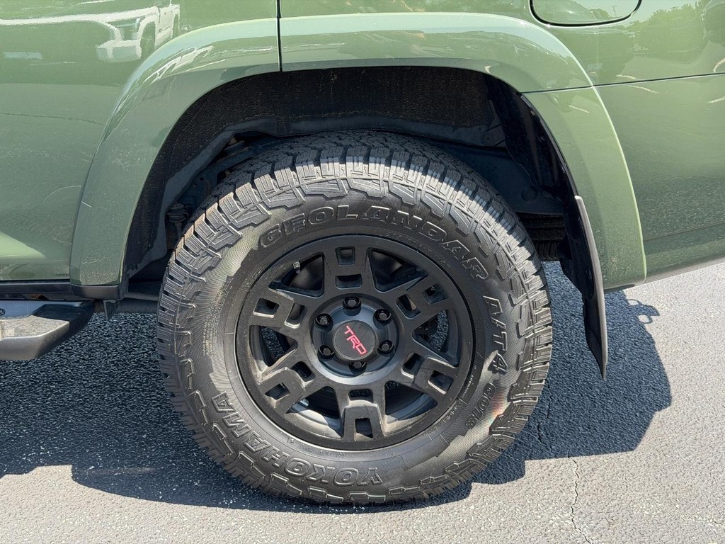 Toyota 4Runner Vehicle Full-screen Gallery Image 07