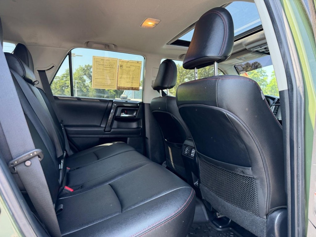 Toyota 4Runner Vehicle Full-screen Gallery Image 10