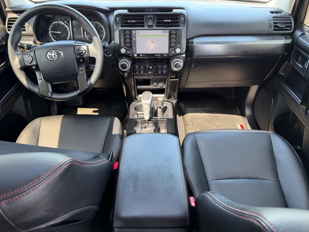 Toyota 4Runner Vehicle Full-screen Gallery Image 11