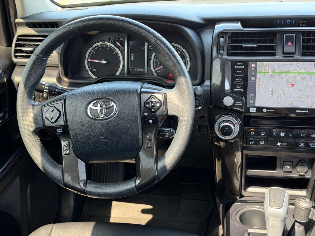 Toyota 4Runner Vehicle Full-screen Gallery Image 12
