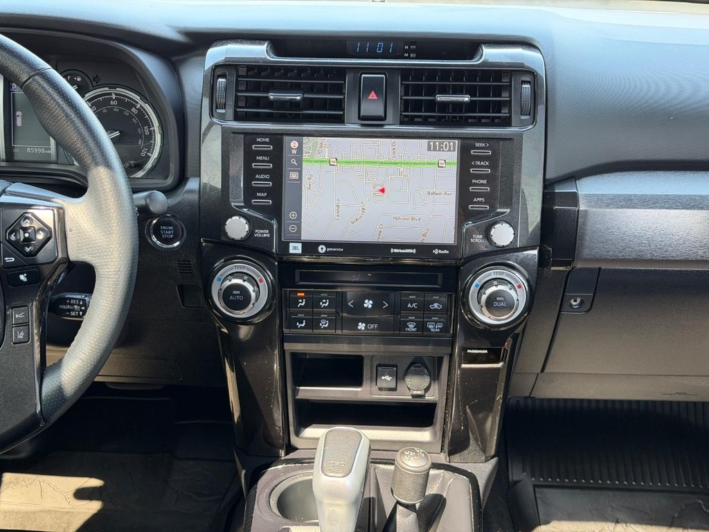 Toyota 4Runner Vehicle Full-screen Gallery Image 13