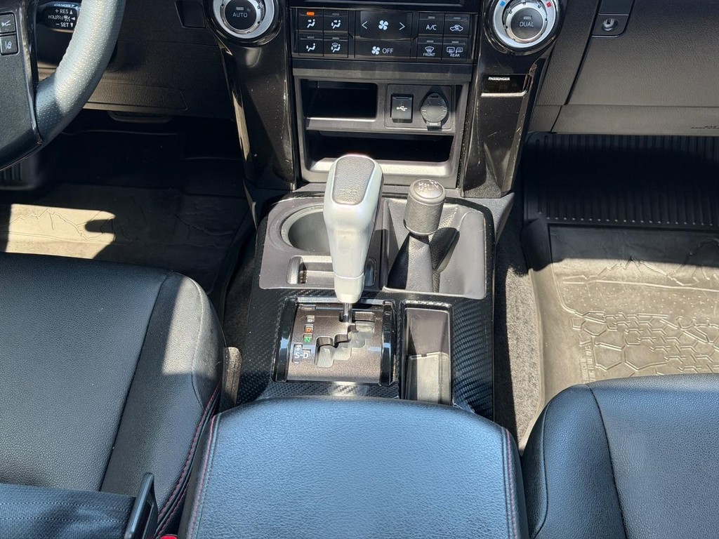 Toyota 4Runner Vehicle Full-screen Gallery Image 14