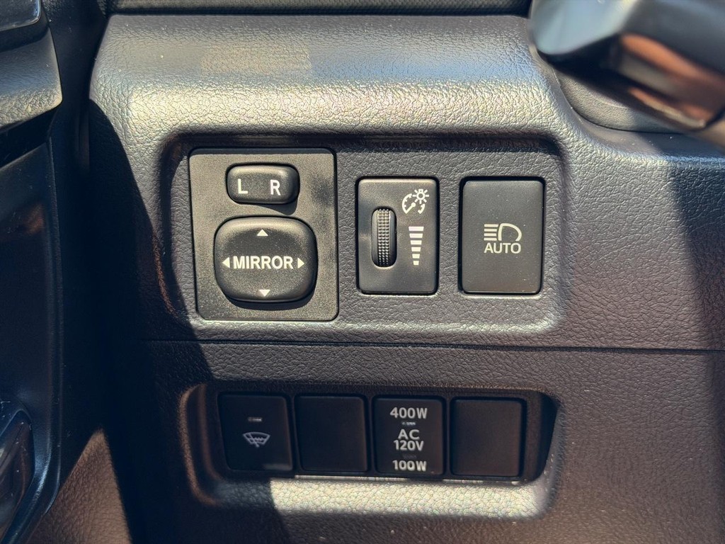 Toyota 4Runner Vehicle Full-screen Gallery Image 16