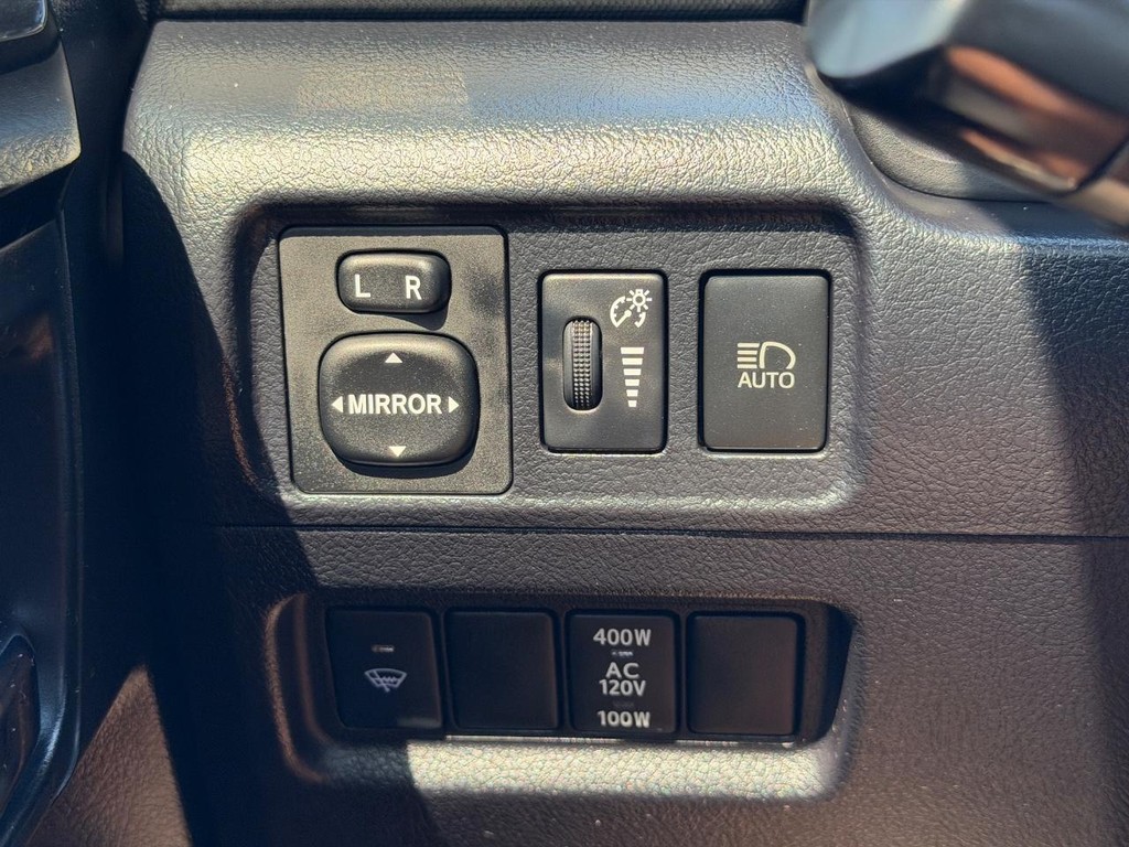 Toyota 4Runner Vehicle Full-screen Gallery Image 17