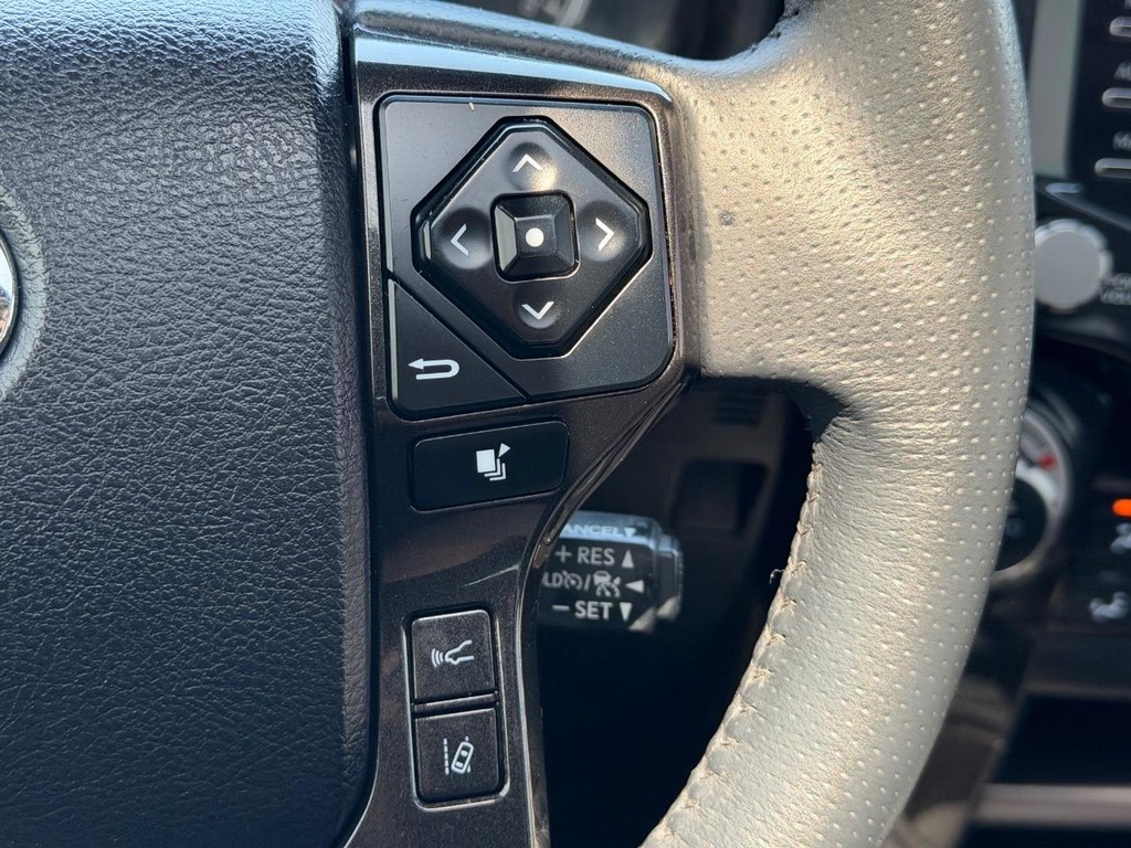 Toyota 4Runner Vehicle Full-screen Gallery Image 19