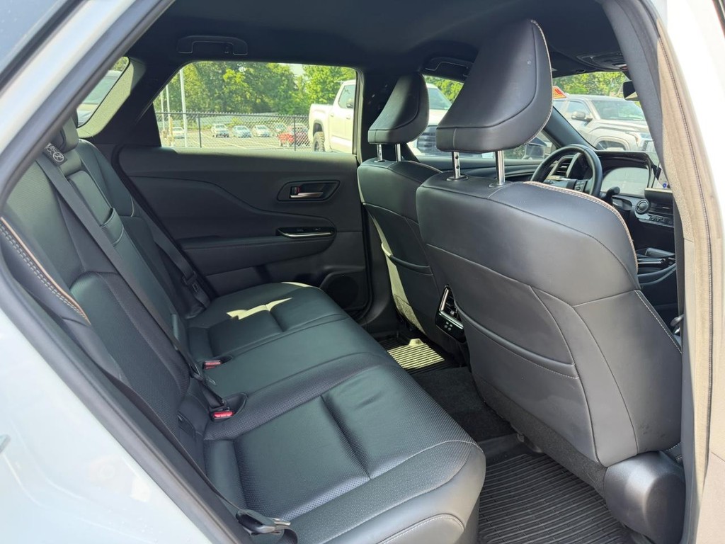 Toyota Crown Signia Vehicle Full-screen Gallery Image 10