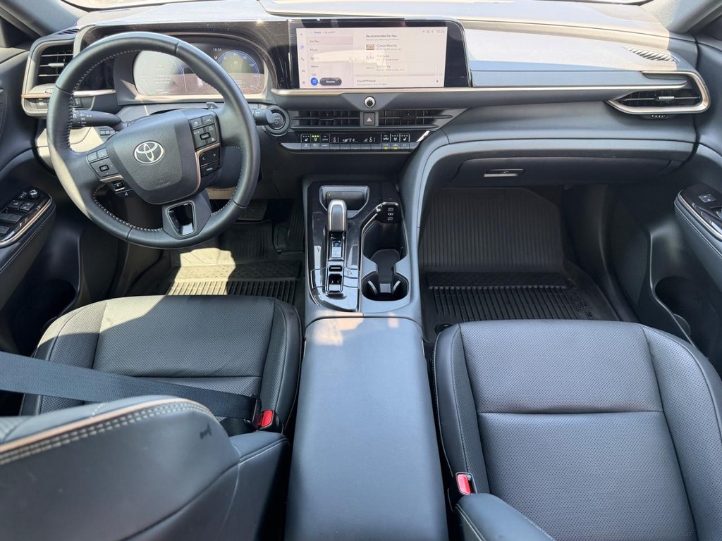 Toyota Crown Signia Vehicle Full-screen Gallery Image 11