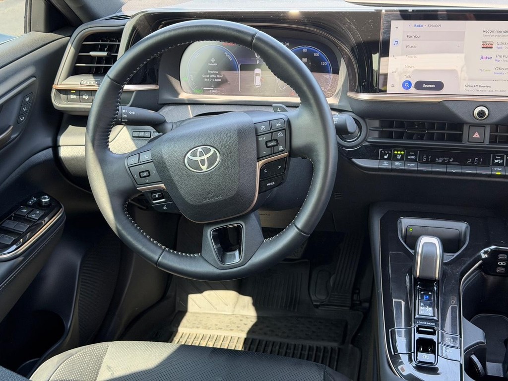 Toyota Crown Signia Vehicle Full-screen Gallery Image 12