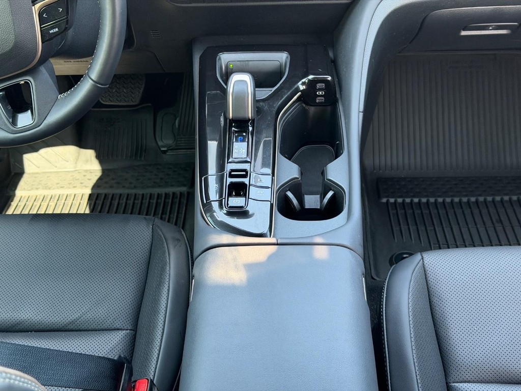 Toyota Crown Signia Vehicle Full-screen Gallery Image 14
