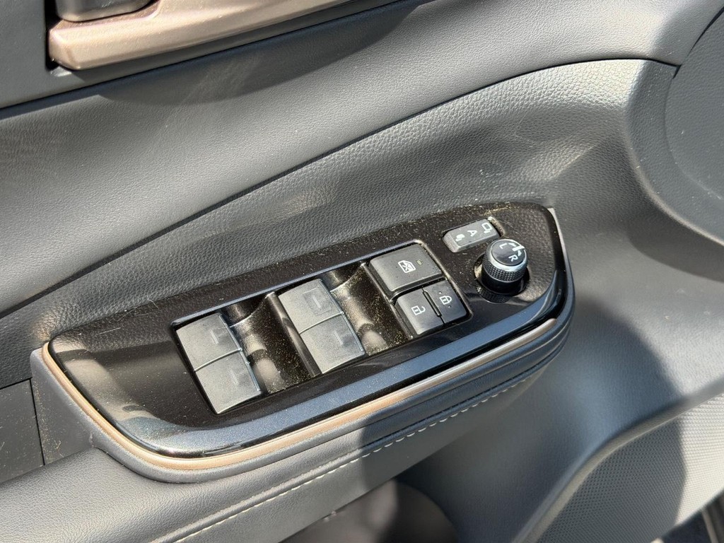 Toyota Crown Signia Vehicle Full-screen Gallery Image 15