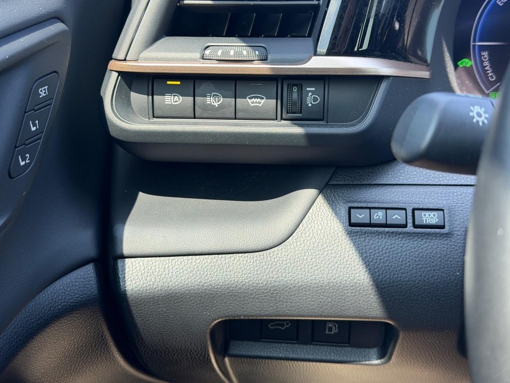 Toyota Crown Signia Vehicle Full-screen Gallery Image 17
