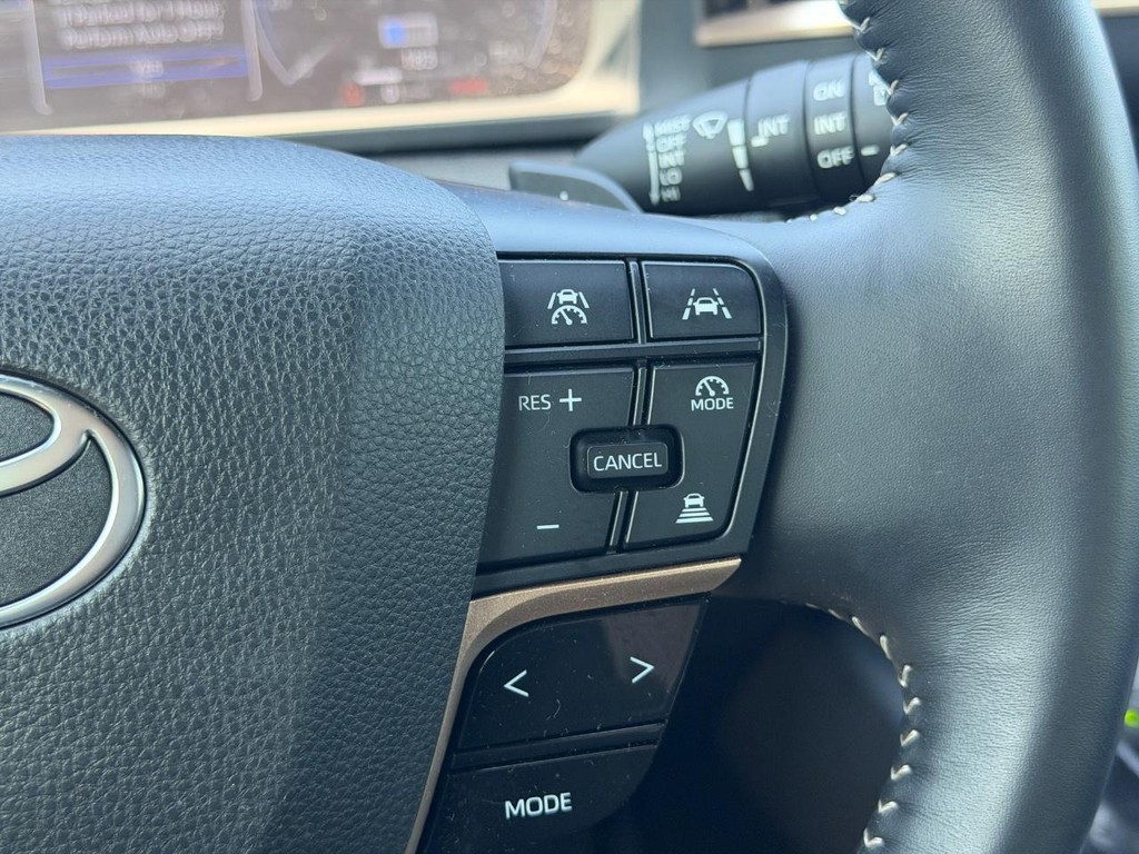 Toyota Crown Signia Vehicle Full-screen Gallery Image 19