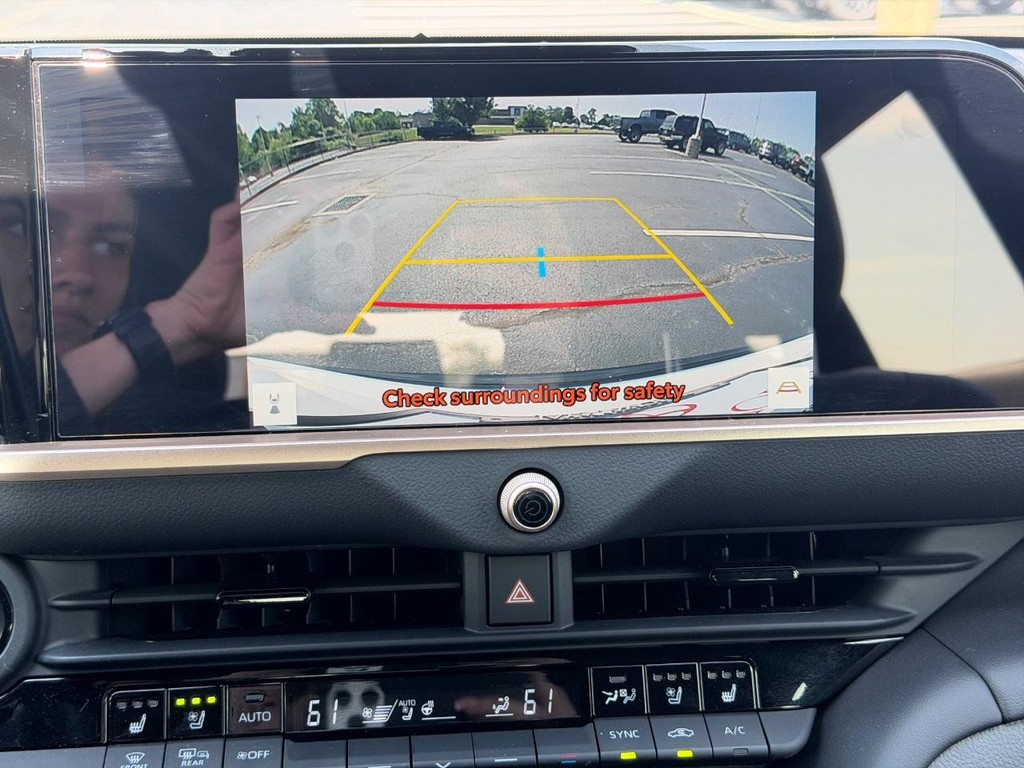 Toyota Crown Signia Vehicle Full-screen Gallery Image 22