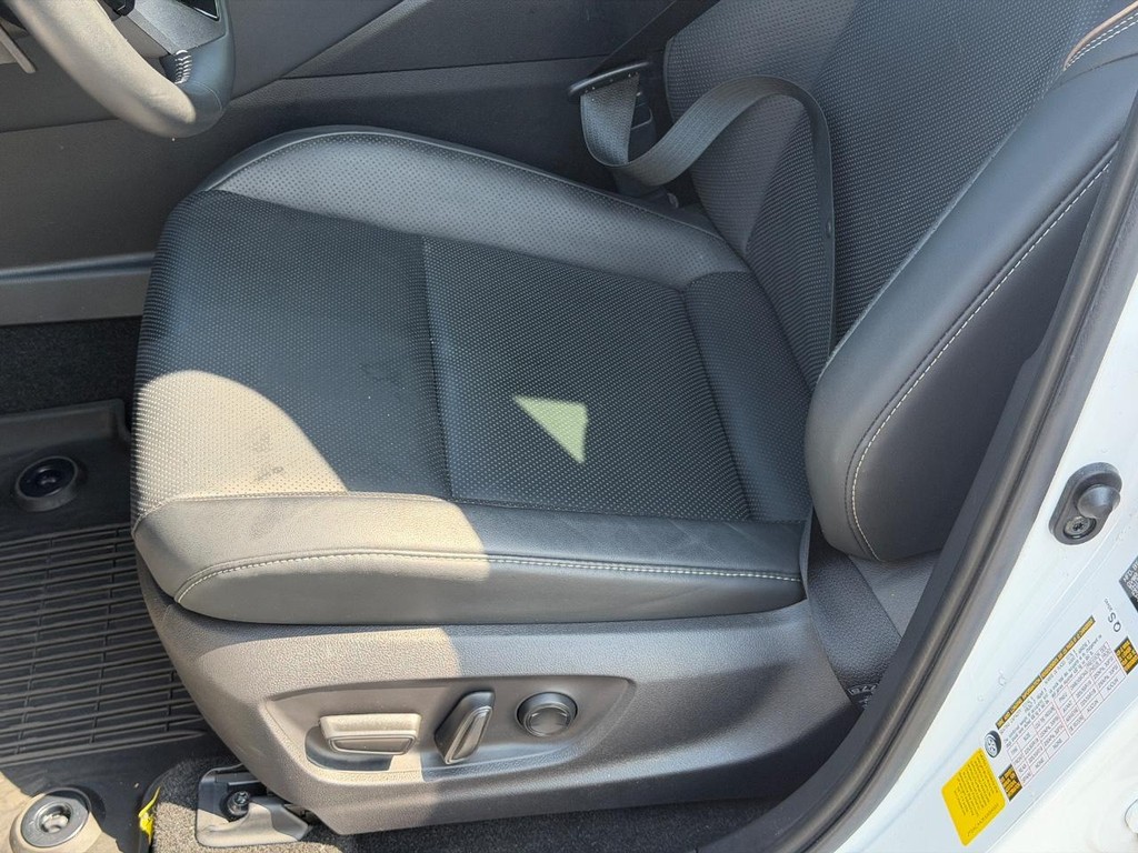 Toyota Crown Signia Vehicle Full-screen Gallery Image 24