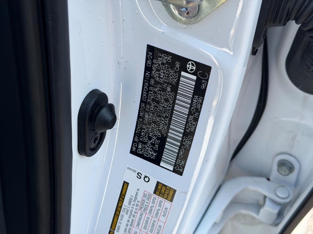 Toyota Crown Signia Vehicle Full-screen Gallery Image 25