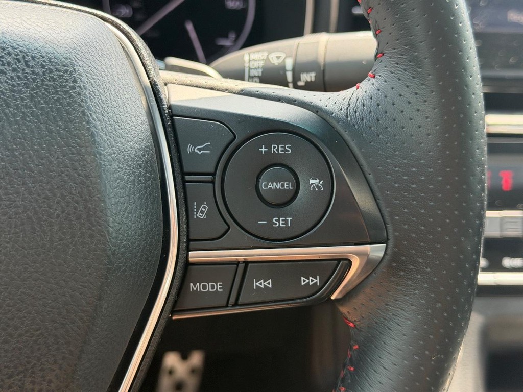 Toyota Avalon Vehicle Full-screen Gallery Image 18