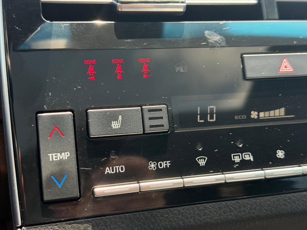 Toyota Avalon Vehicle Full-screen Gallery Image 21