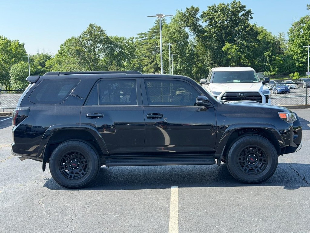 Toyota 4Runner Vehicle Full-screen Gallery Image 02