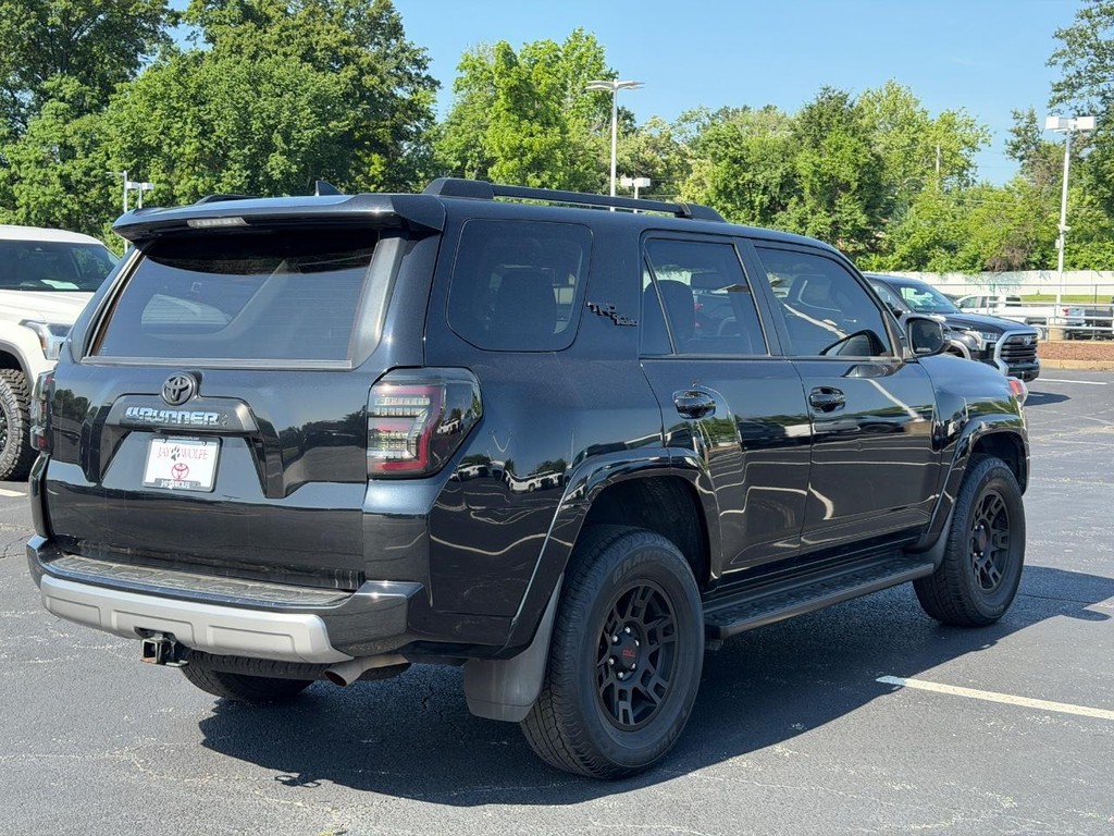 Toyota 4Runner Vehicle Full-screen Gallery Image 03