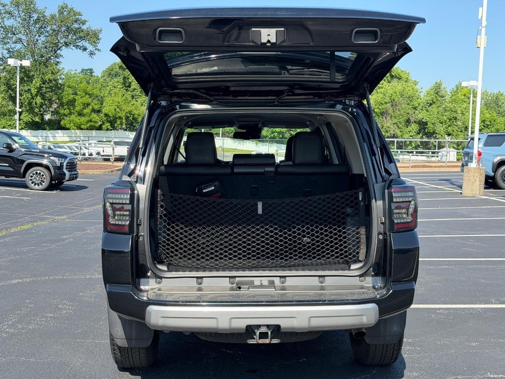 Toyota 4Runner Vehicle Full-screen Gallery Image 04