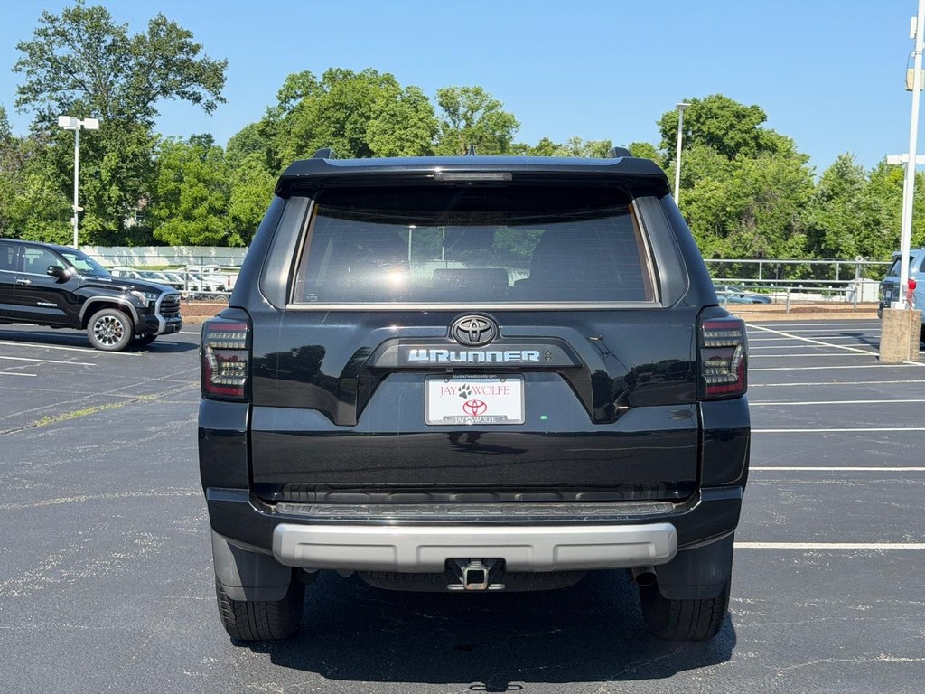 Toyota 4Runner Vehicle Full-screen Gallery Image 05